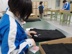 シール貼り４